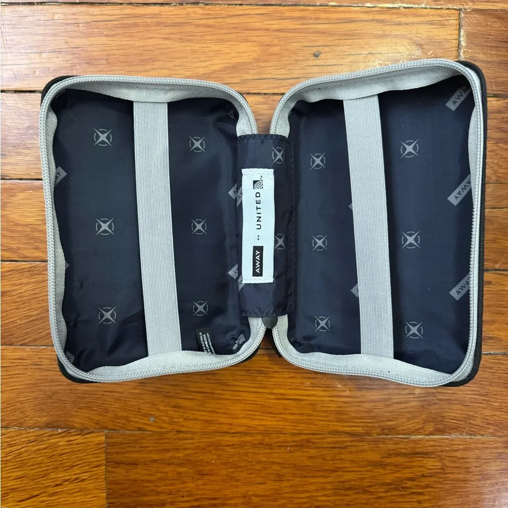 Away Mini Luggage United First Class Polaris Amenity Hard Case - Picture 3 of 3